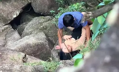 Đi du lịch với công ty mà em đồng nghiệp lén lút chịch bên bờ suối - gmunutar.sbs