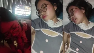 Bé sinh viên kính cận đã dâm em còn mặc quần xẻ đáy để anh chịch không cần cởi